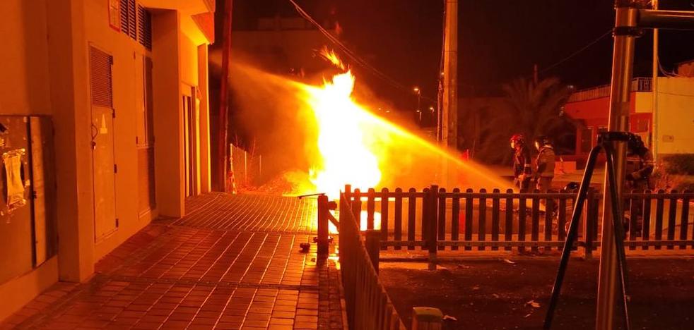 Los bomberos sofocan el incendio provocado por una tubería de gas en